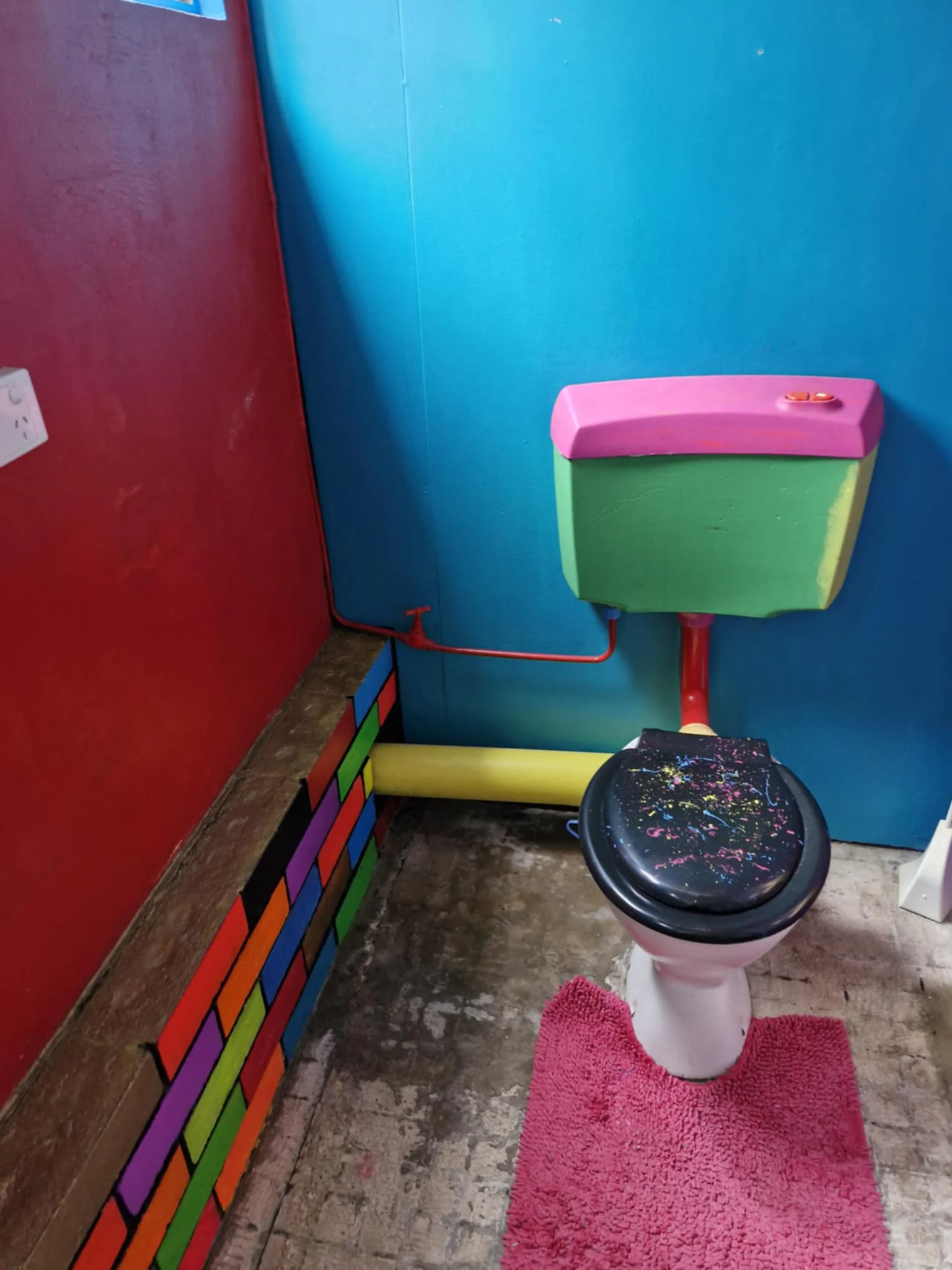 When a Buyer’s Agent Walks Into a Colour Explosion 🎨🚽